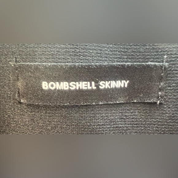 TORRID | ladies bombshell skinny cropped pants. Size: 24R - Picture 5 of 12